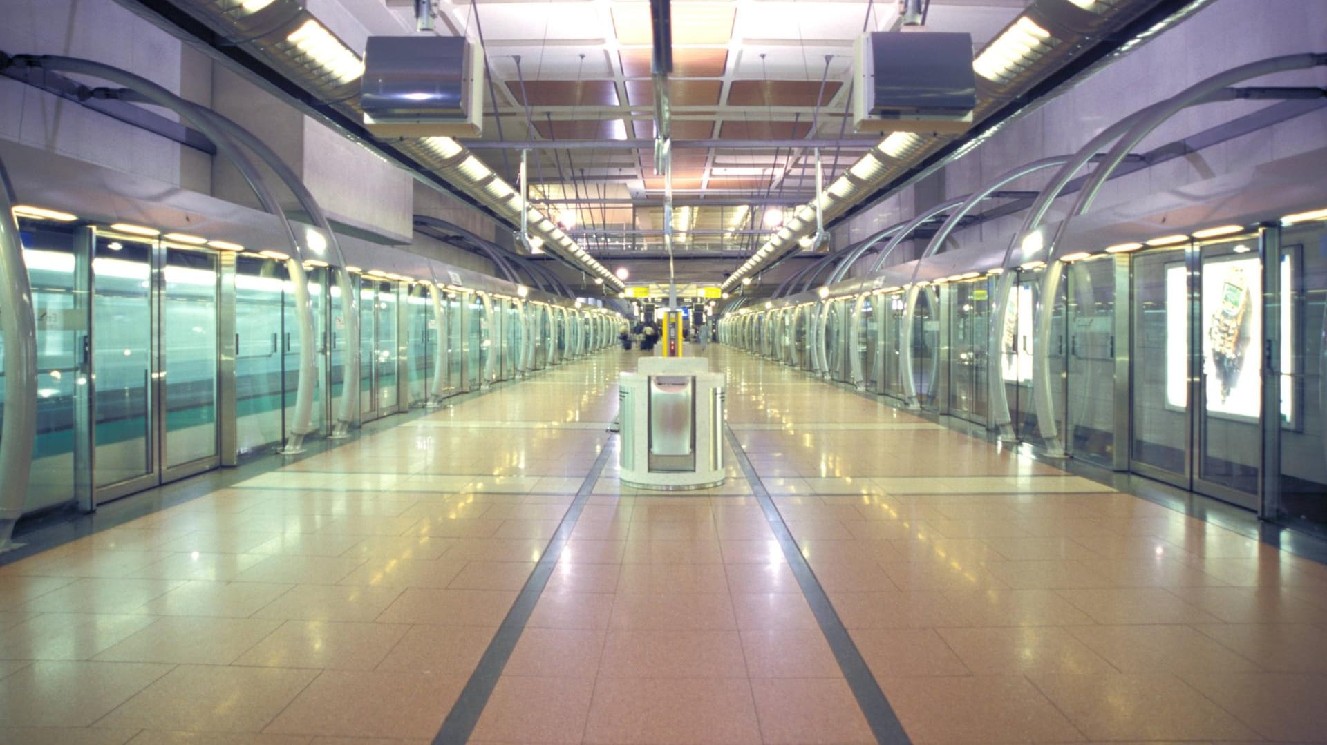 Hier fährt die Linie 14 der Pariser Metro. Am Bahngleis: Durchsichtige Wände mit Türen.