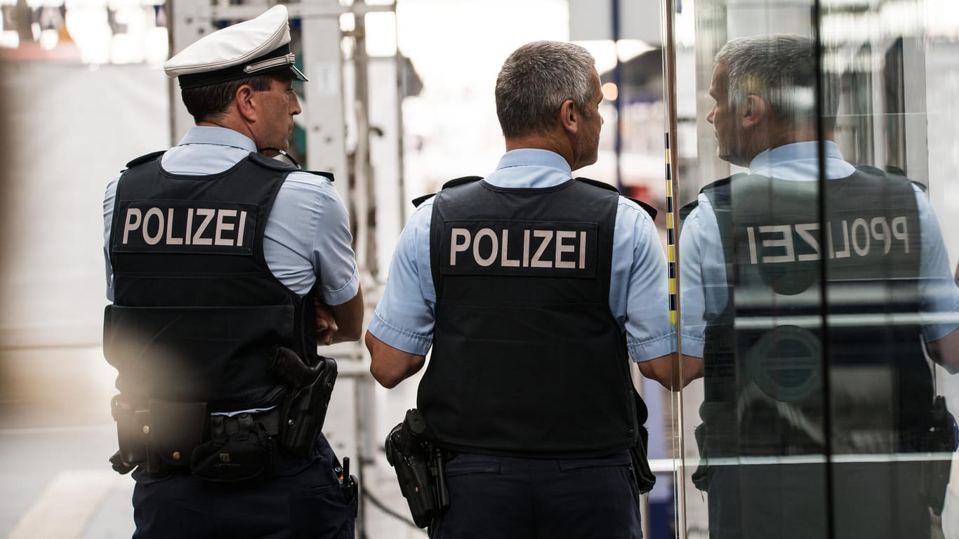Polizisten am Frankfurter Hauptbahnhof.
