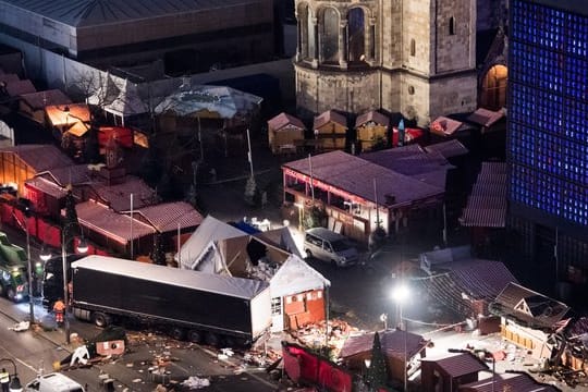 Das Attentat auf den Weihnachtsmarkt am Breitscheidplatz beschäftigt die berliner Justiz auch zweieinhalb Jahre später noch.