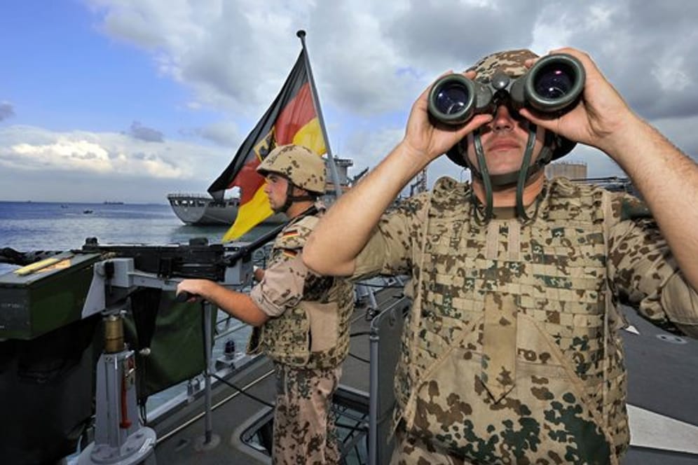 Deutsche Marine-Soldaten halten an Bord der Fregatte "Karlsruhe" Wache.