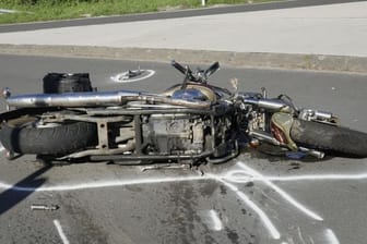 Ein Motorrad liegt nach einem Unfall auf der Straße.