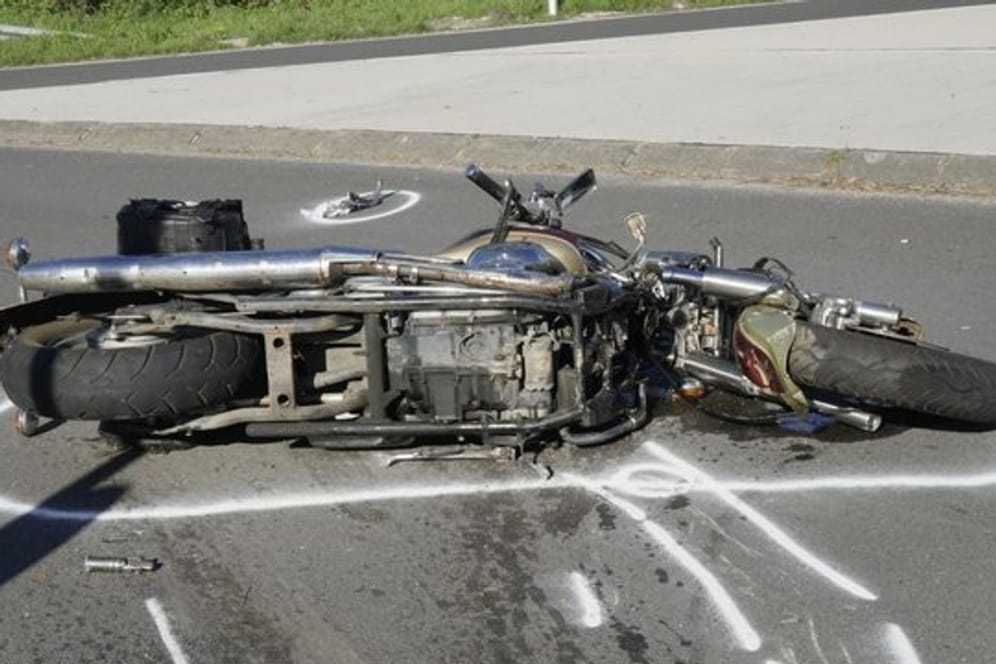 Ein Motorrad liegt nach einem Unfall auf der Straße (Symbolbild): In München wurde ein 19-jähriger Biker schwer verletzt.