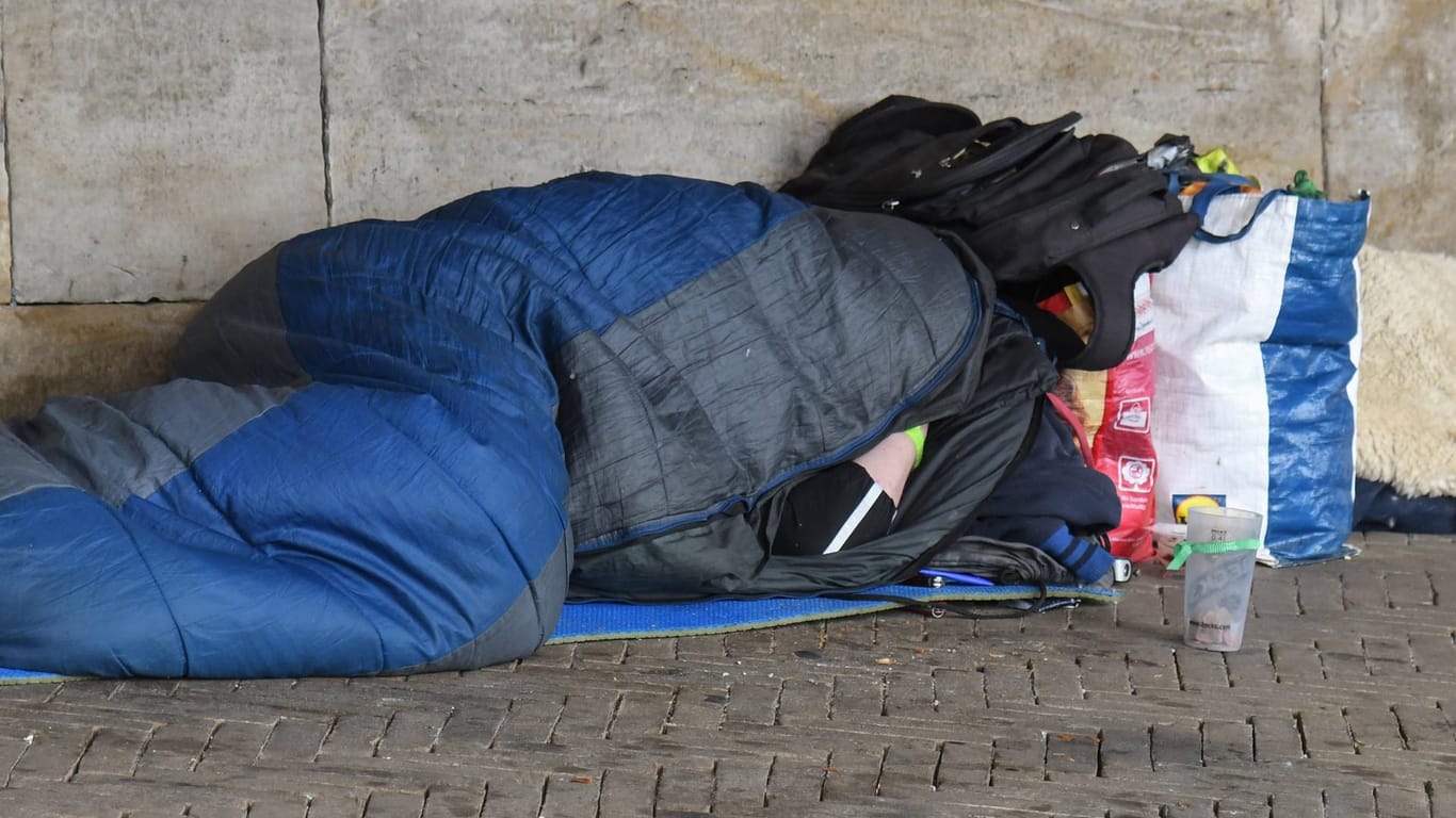 Mensch ohne Obdach am Weserufer in Bremen: Geschätzt etwa 48.000 Menschen leben in Deutschland ohne jede Unterkunft auf der Straße. (Symbolfoto)