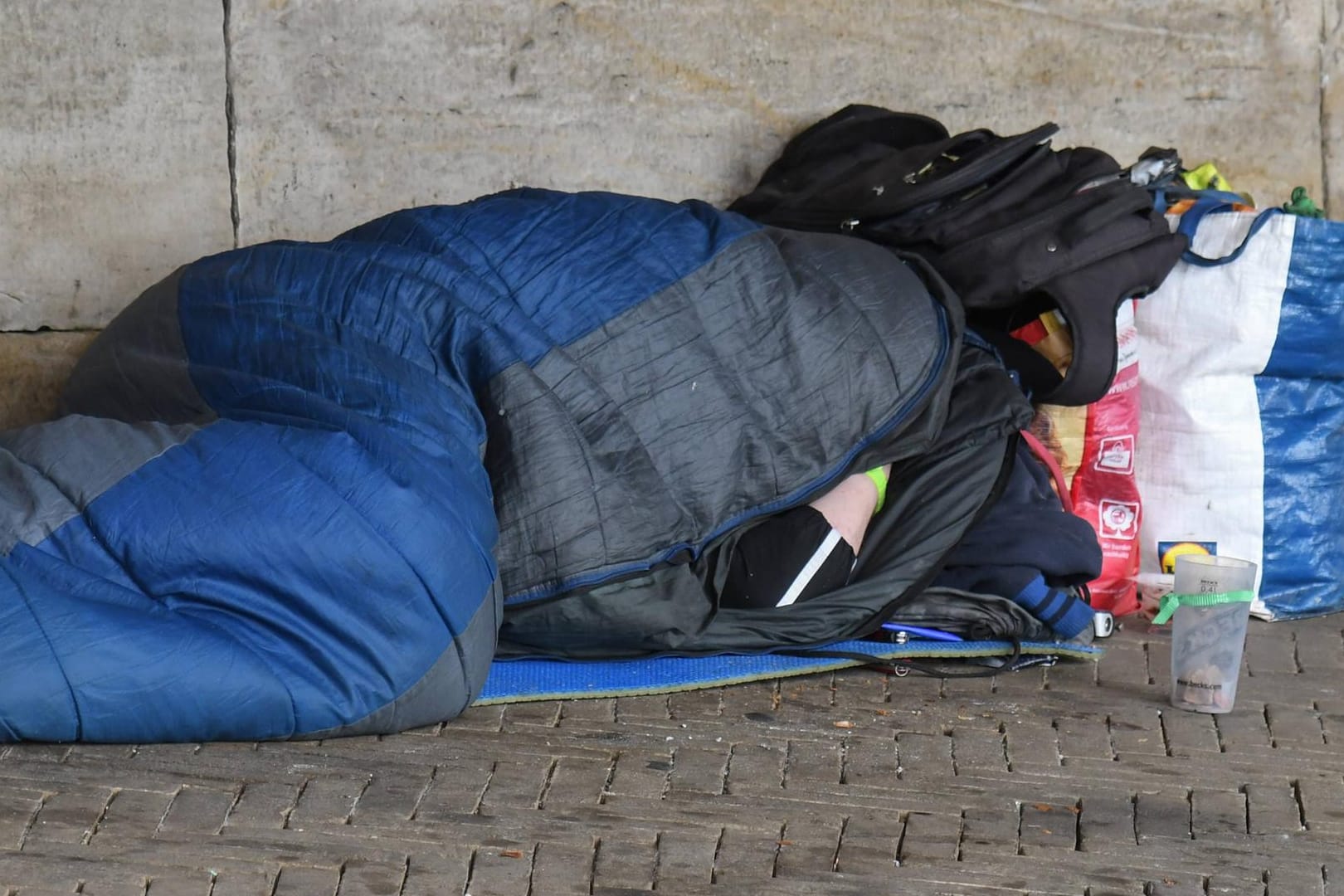 Mensch ohne Obdach am Weserufer in Bremen: Geschätzt etwa 48.000 Menschen leben in Deutschland ohne jede Unterkunft auf der Straße. (Symbolfoto)