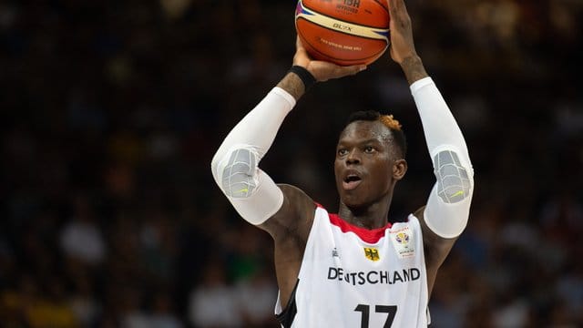 Deutschlands Dennis Schröder wirft auf den Korb.
