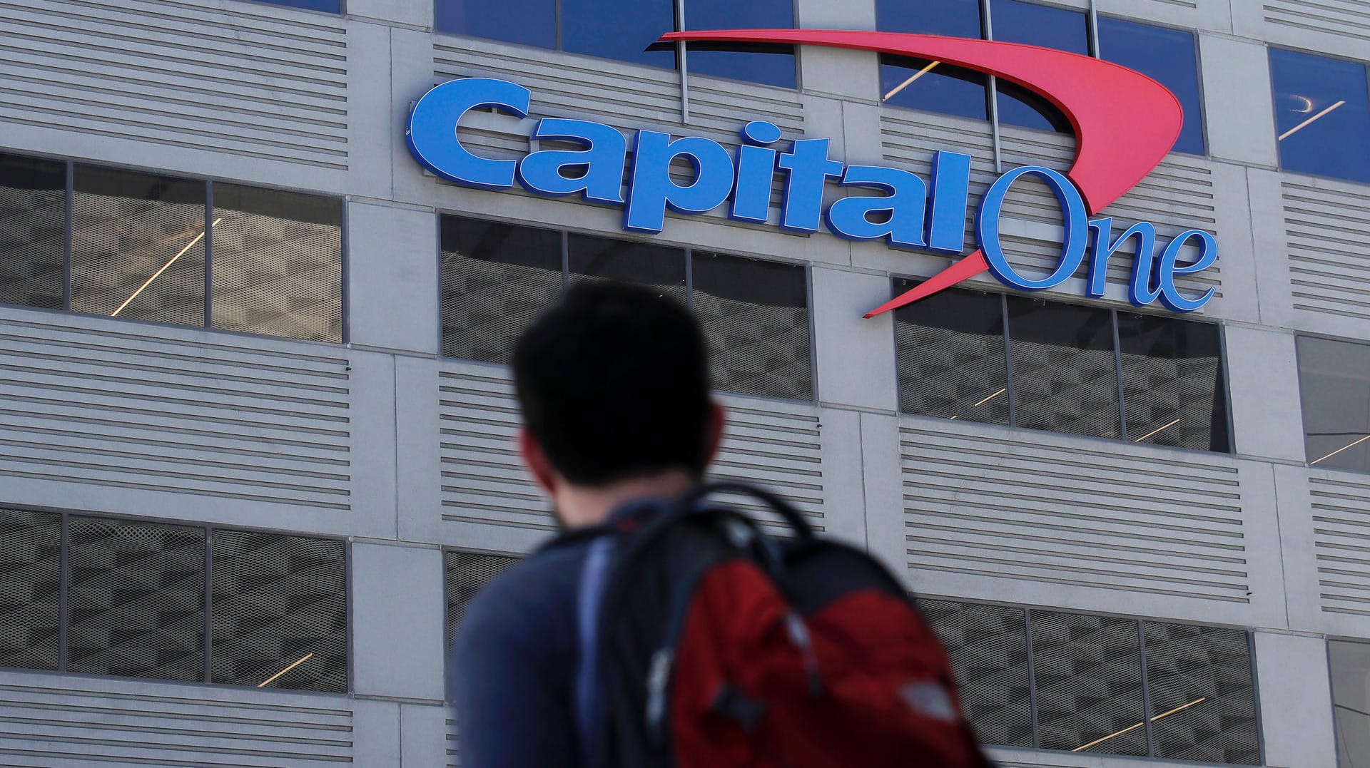 Ein Mann mit Rucksack steht vor einer Filiale der US-Bank Capital One: Bei einem Hackerangriff wurden die Daten von rund 100 Millionen Kunden kopiert. Ein Mann mit Rucksack steht vor einer Filiale der US-Bank Capital One: Bei einem Hackerangriff wurden die Daten von rund 100 Millionen Kunden kopiert.