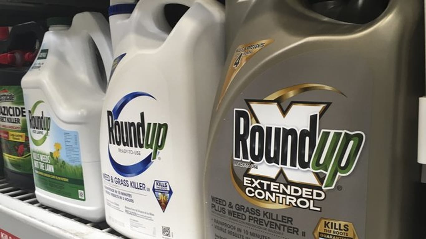 Behälter mit dem Unkrautvernichter Roundup: 63 Milliarden Dollar (56 Mrd Euro) hat Bayer für die Übernahme von Monsanto gezahlt.