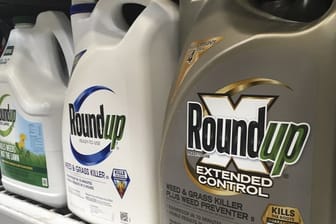 Behälter mit dem Unkrautvernichter Roundup: 63 Milliarden Dollar (56 Mrd Euro) hat Bayer für die Übernahme von Monsanto gezahlt.