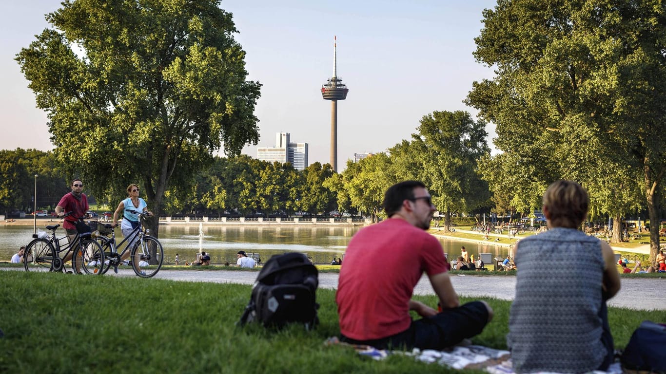 Der Grüngürtel in Köln umgibt die Stadt halbkreisförmig mit vielen Grünflächen.