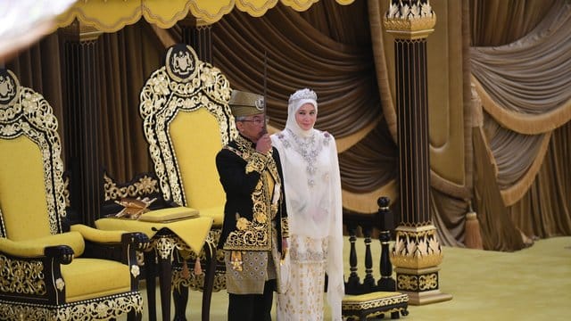 König Abdullah und Tunku Azizah bei der offiziellen Amtseinführung im Nationalpalast.