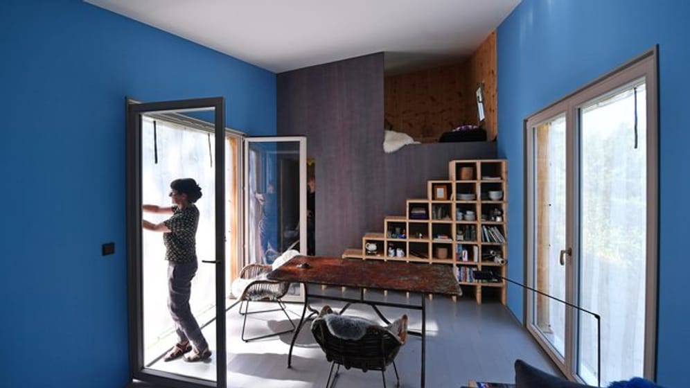 Christiane Hille, Architektin aus Weimar, steht in ihrem von ihr selbst geplanten Tiny House.