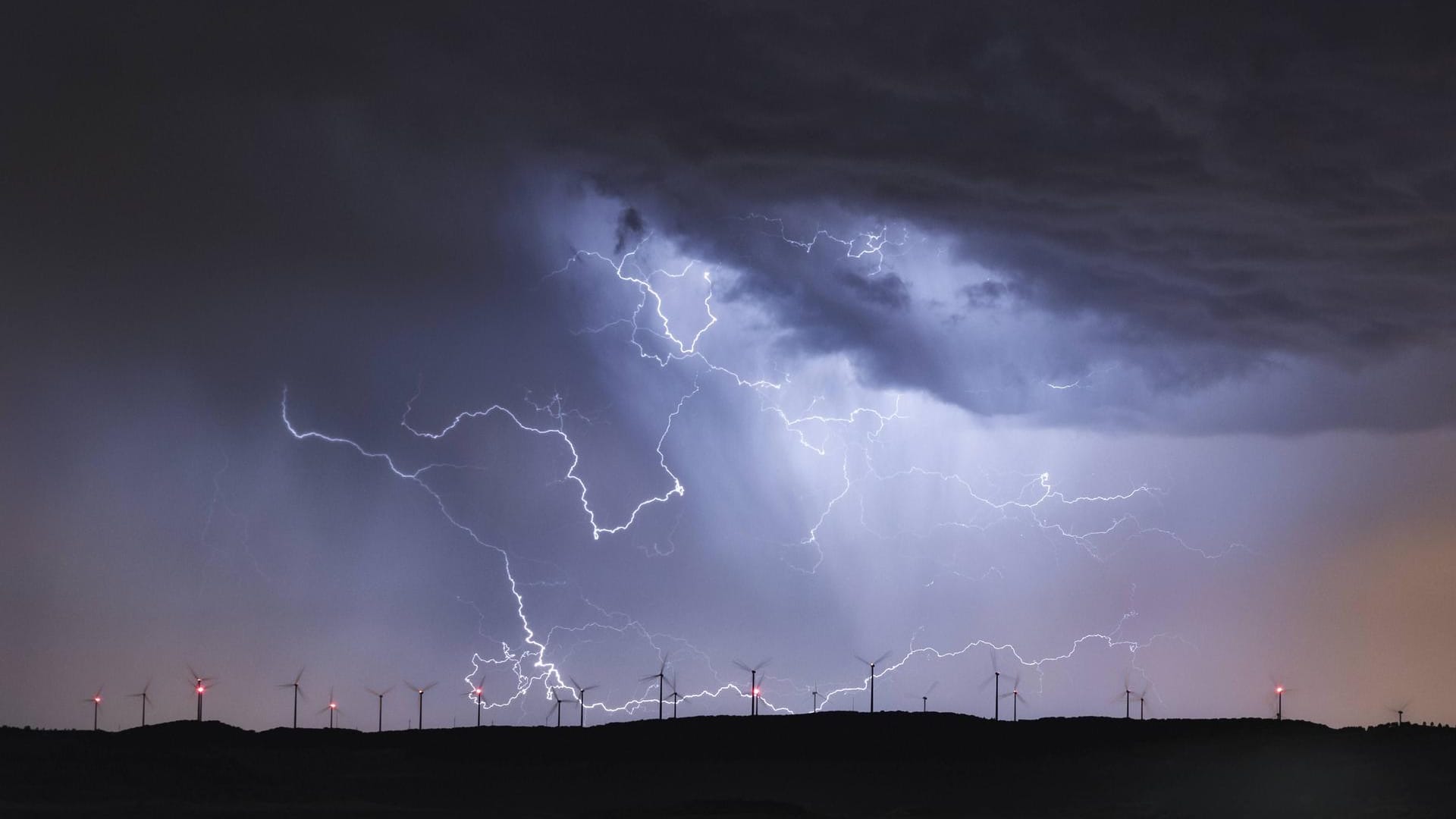 Heftige Gewitter: Regen, Blitz und Donner verziehen sich erst am Wochenende.