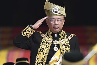 König Abdullah, Sultan von Pahang: Er wurde offiziell ins Amt eingeführt.
