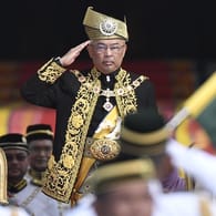 König Abdullah, Sultan von Pahang: Er wurde offiziell ins Amt eingeführt.