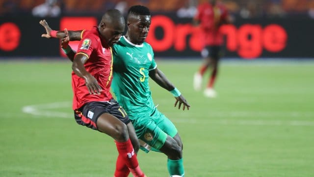 Wechselt vom FC Everton zu Paris Saint-Germain: Idrissa Gueye (r) in Aktion beim Afrika-Cup. Wechselt vom FC Everton zu Paris Saint-Germain: Idrissa Gueye (r) in Aktion beim Afrika-Cup.