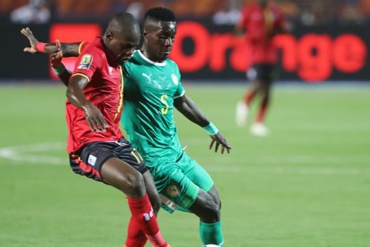 Wechselt vom FC Everton zu Paris Saint-Germain: Idrissa Gueye (r) in Aktion beim Afrika-Cup.