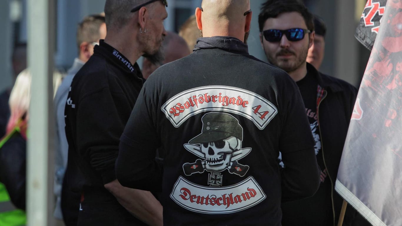 Demonstration in Köthen 2018: Ein Mann mit einer Jacke der sogenannten "Wolfsbrigade" – Mitglieder der Gruppe sollen einen bewaffneten Arm gebildet haben.