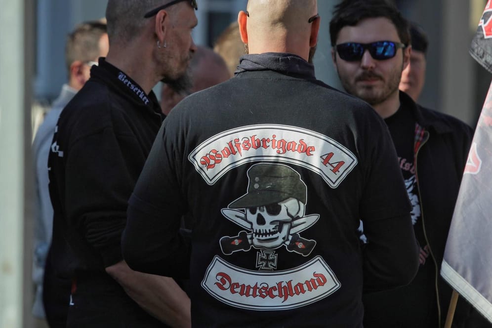 Demonstration in Köthen 2018: Ein Mann mit einer Jacke der sogenannten "Wolfsbrigade" – Mitglieder der Gruppe sollen einen bewaffneten Arm gebildet haben.