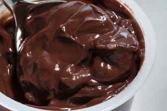 Schokoladenpudding: In einem Becher des vom Rückruf betroffenen Puddings ist ein Glasstück gefunden worden. (Symbolbild)