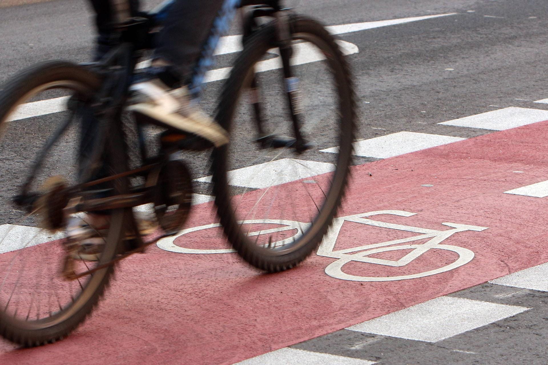 Radfahrer unterwegs: In Dresden ist ein Mann bei einem Unfall ums Leben gekommen. (Symbolbild)