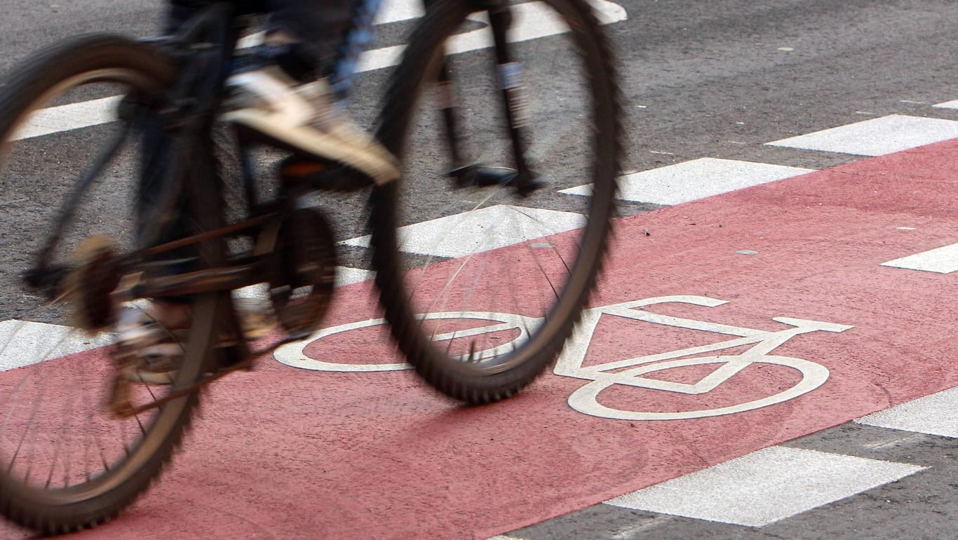 Radfahrer unterwegs: In Dresden ist ein Mann bei einem Unfall ums Leben gekommen. (Symbolbild)