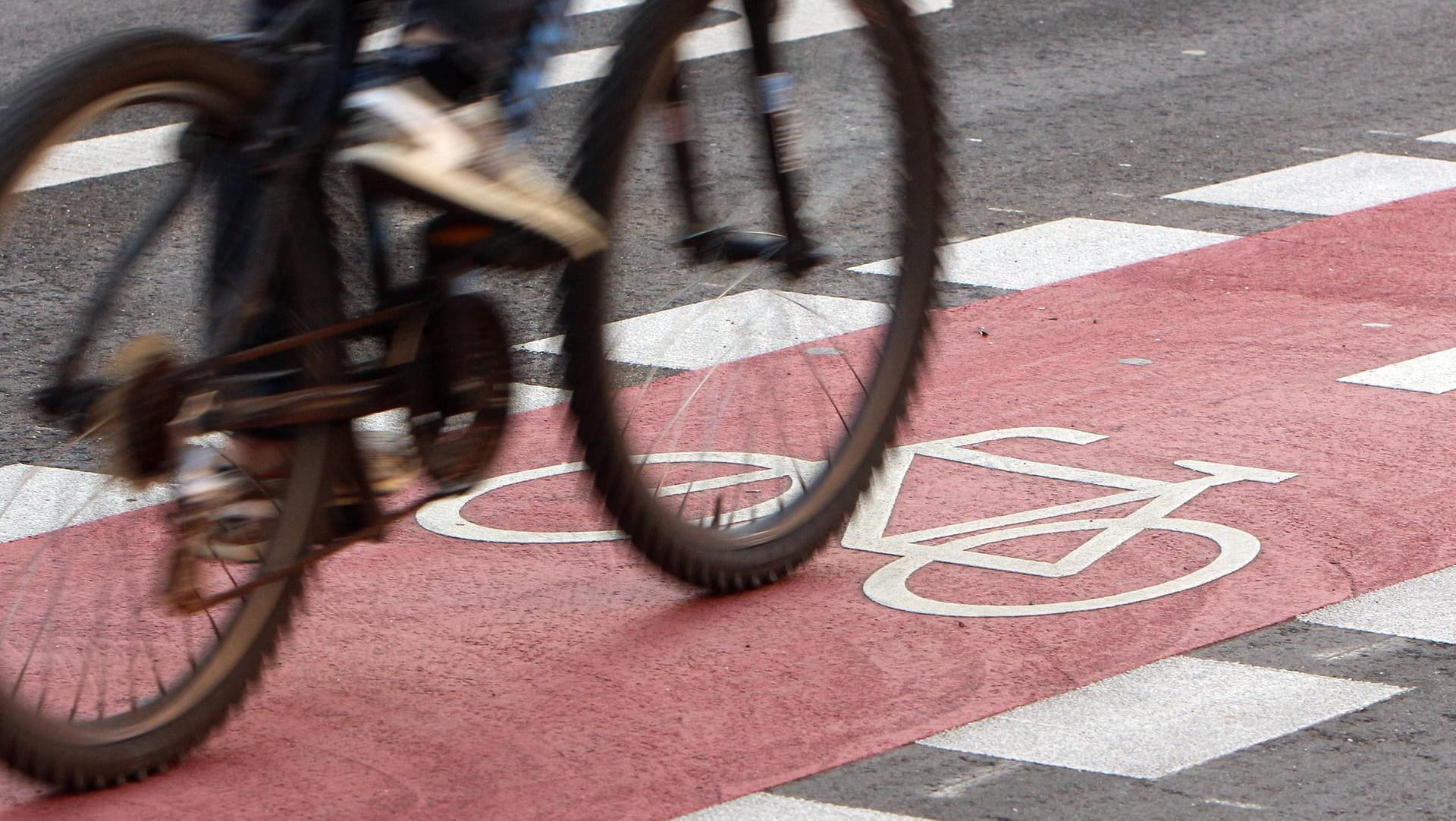 Radfahrer unterwegs: In Dresden ist ein Mann bei einem Unfall ums Leben gekommen. (Symbolbild)