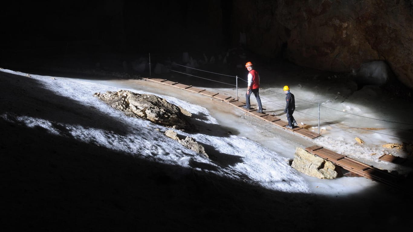 Eingangshalle Schellenberger Eishöhle: Wenn Sie die Höhle betreten, ist warme Kleidung ratsam – die Temperatur liegt nämlich um den Gefrierpunkt.