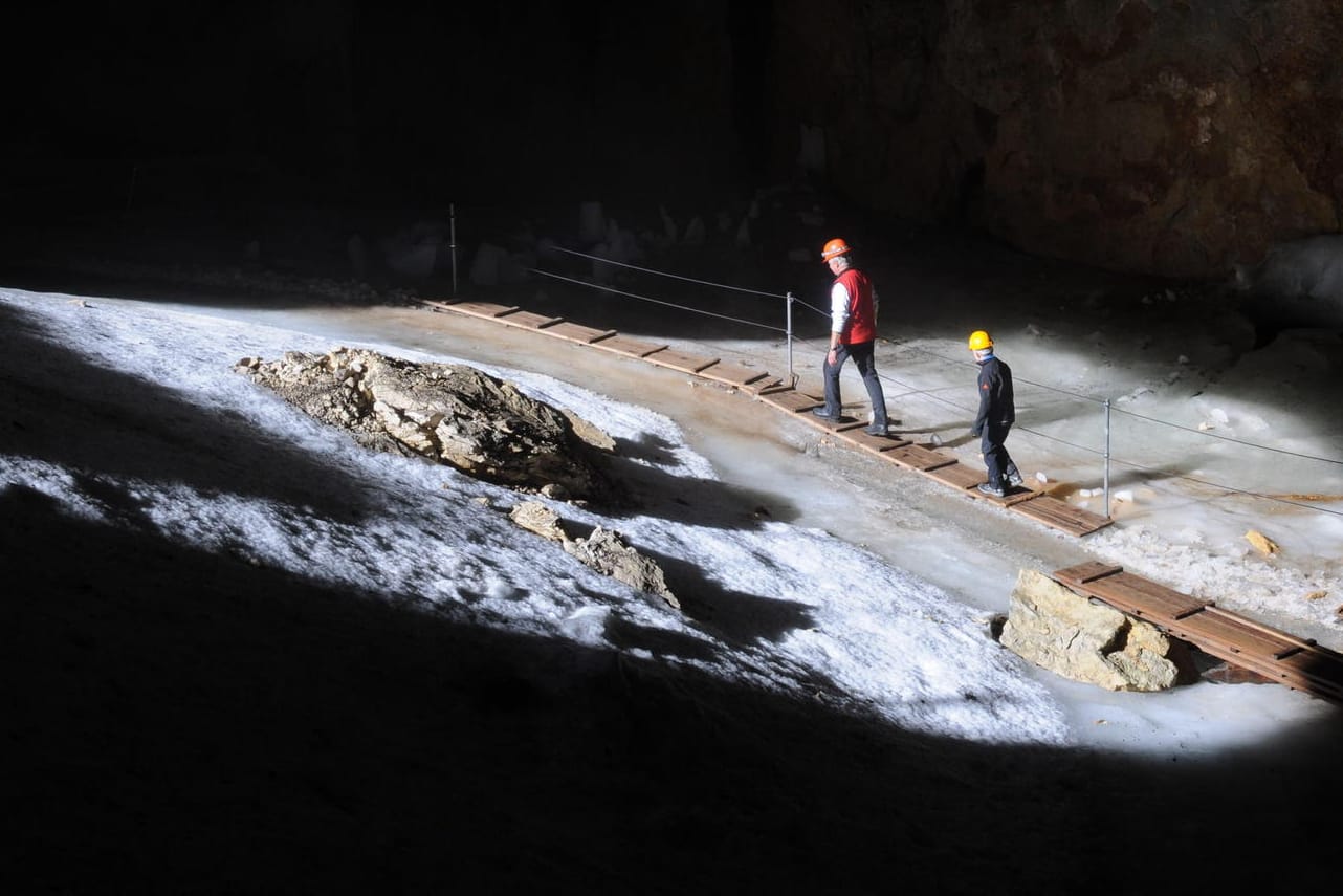 Eingangshalle Schellenberger Eishöhle: Wenn Sie die Höhle betreten, ist warme Kleidung ratsam – die Temperatur liegt nämlich um den Gefrierpunkt.