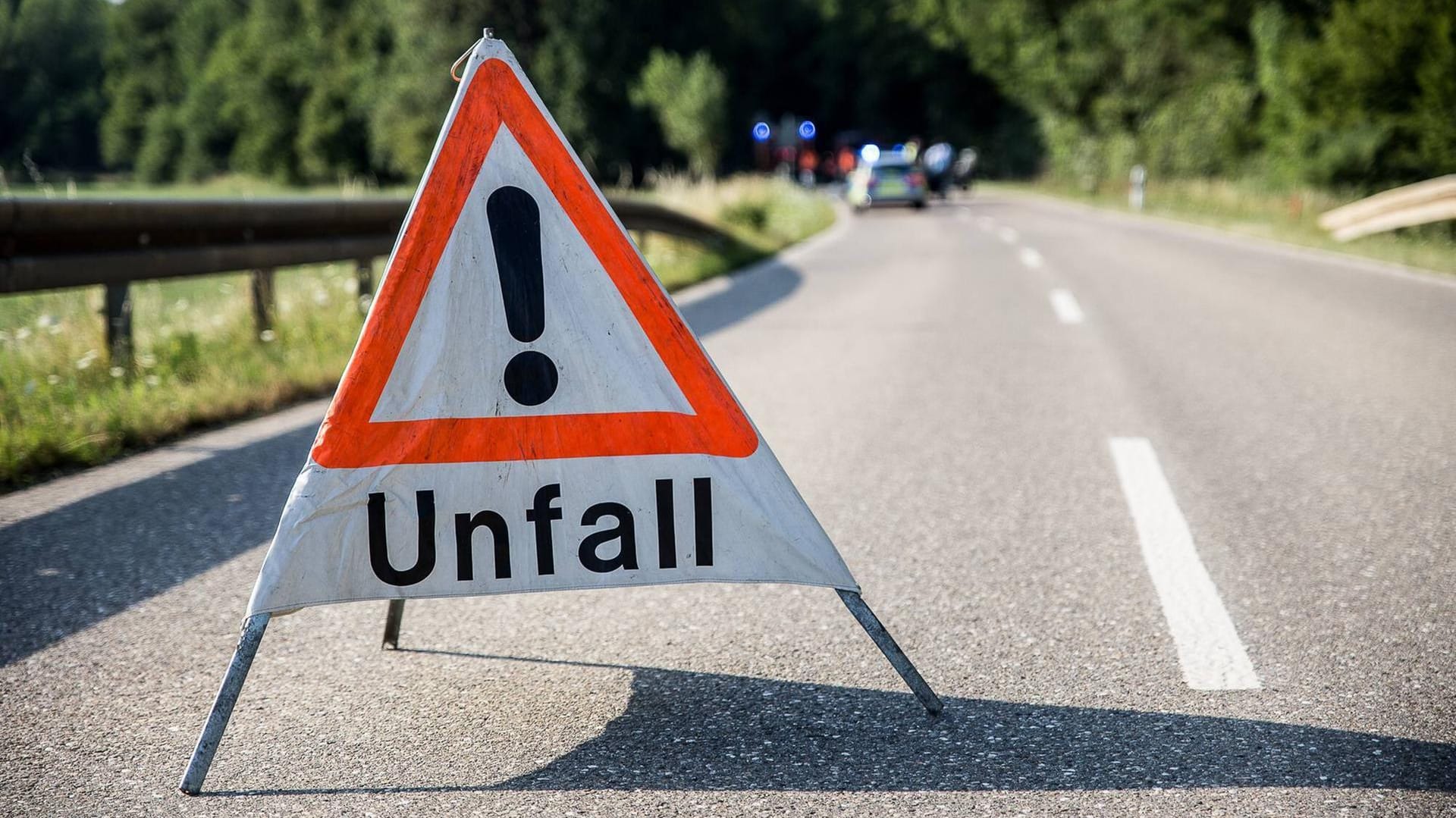 Warndreieck bei einem Unfall: In Brandenburg hat eine Kollision eine Familie getötet. (Symbolbild)