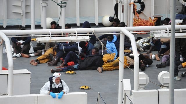 Die "Bruno Gregoretti", ein Schiff der italienischen Küstenwache, bei einem früheren Einsatz im Mittelmeer. Die "Bruno Gregoretti", ein Schiff der italienischen Küstenwache, bei einem früheren Einsatz im Mittelmeer.