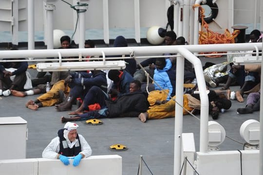 Die "Bruno Gregoretti", ein Schiff der italienischen Küstenwache, bei einem früheren Einsatz im Mittelmeer.