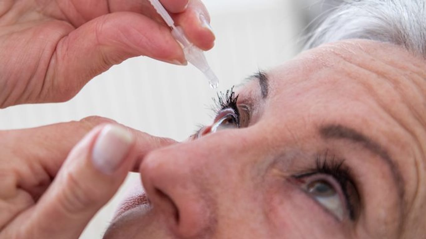 Bei Augentropfen gegen Bindehautentzündungen sollte man Präparate ohne Konservierungsmittel bevorzugen.