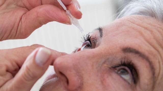 Bei Augentropfen gegen Bindehautentzündungen sollte man Präparate ohne Konservierungsmittel bevorzugen. Bei Augentropfen gegen Bindehautentzündungen sollte man Präparate ohne Konservierungsmittel bevorzugen.