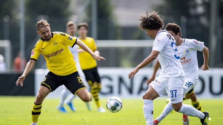 Dortmunds Marcel Schmelzer (l) und Kenit Catari kämpfen um den Ball.