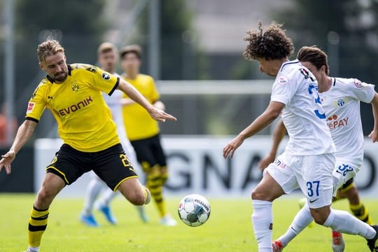 Dortmunds Marcel Schmelzer (l) und Kenit Catari kämpfen um den Ball.