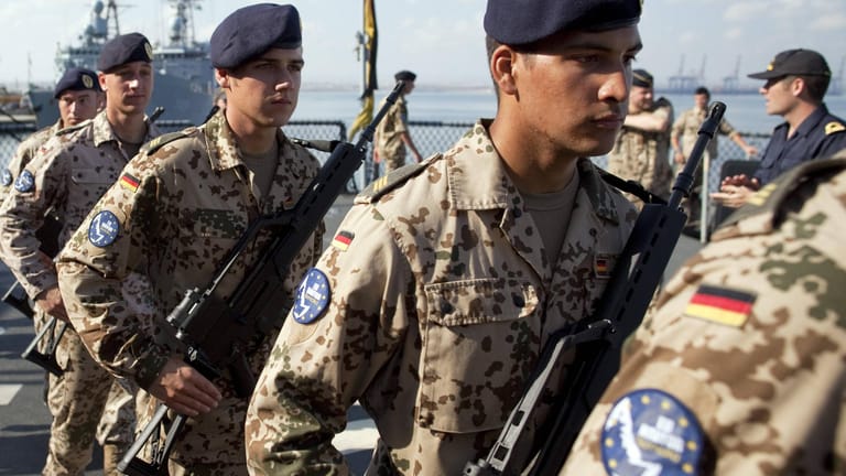 Soldaten der Fregatte "Bayern" im Kampf gegen Piraten am Horn von Afrika: Beteiligt sich Deutschland an einer ähnlichen Mission in der Straße von Hormus? (Archivfoto)