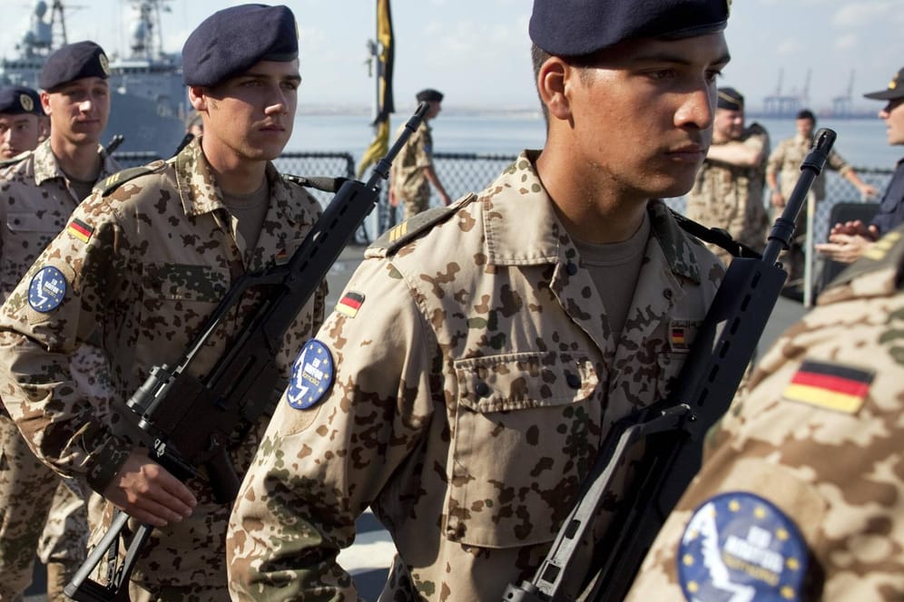 Soldaten der Fregatte "Bayern" im Kampf gegen Piraten am Horn von Afrika: Beteiligt sich Deutschland an einer ähnlichen Mission in der Straße von Hormus? (Archivfoto)