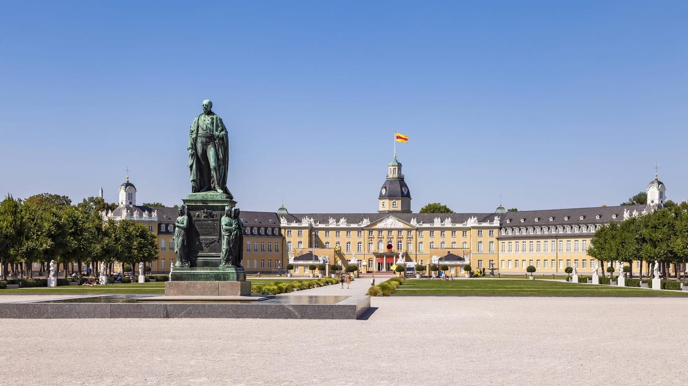 Schlossplatz in Karlsruhe: Hier befindet sich das Karl-Friedrich-Denkmal.