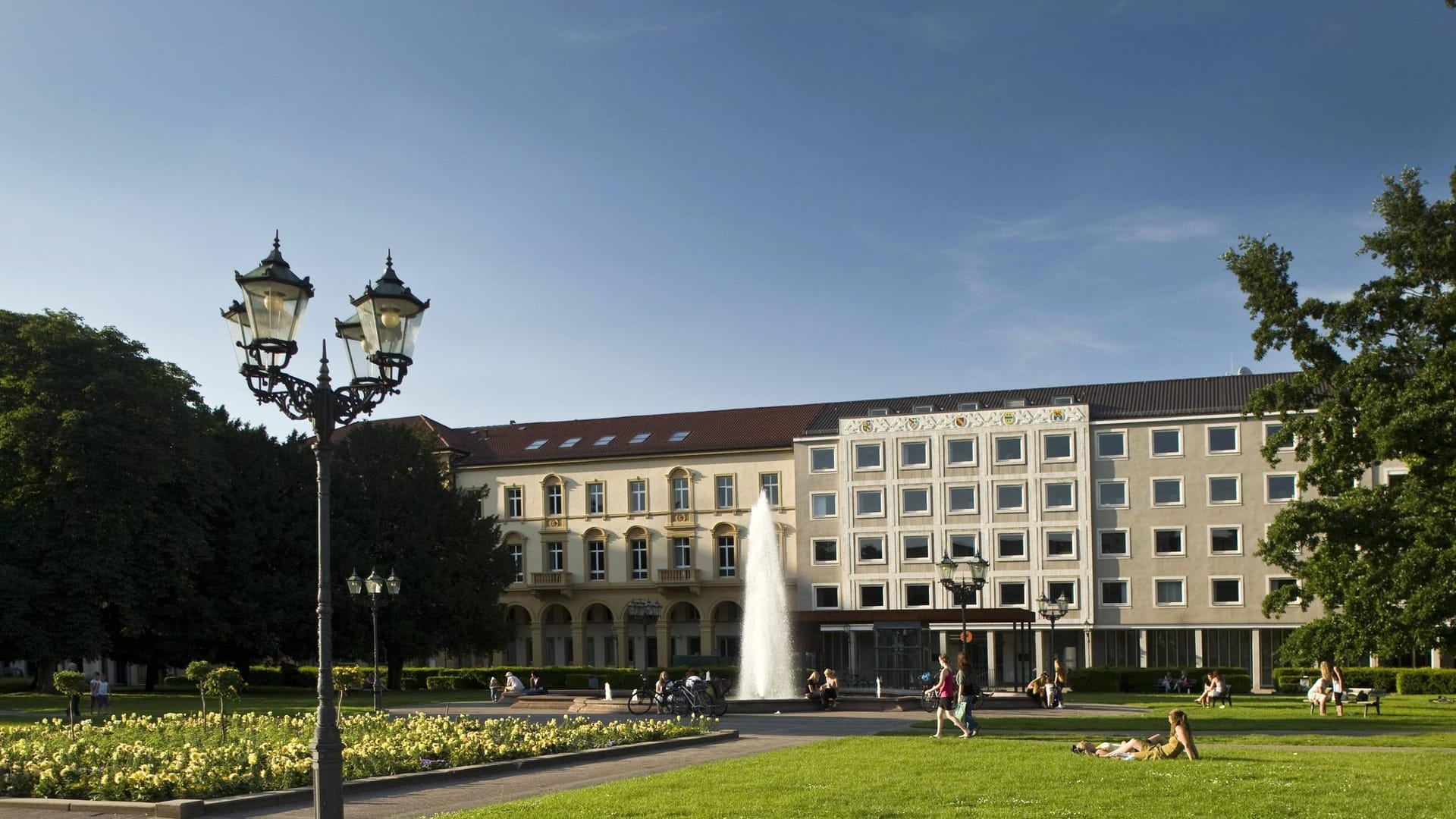 Friedrichsplatz in Karlsruhe: In der Parkanlage gibt es einen großen Springbrunnen.