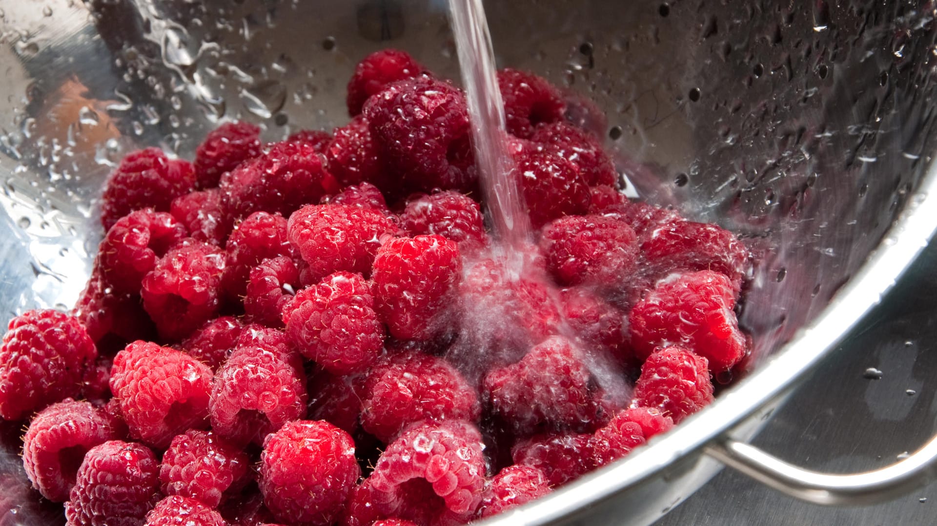 Himbeeren in einem Sieb: Vor allem im Sommer sind Beeren beliebt – auf dem Kuchen oder im erfrischenden Smoothie etwa.