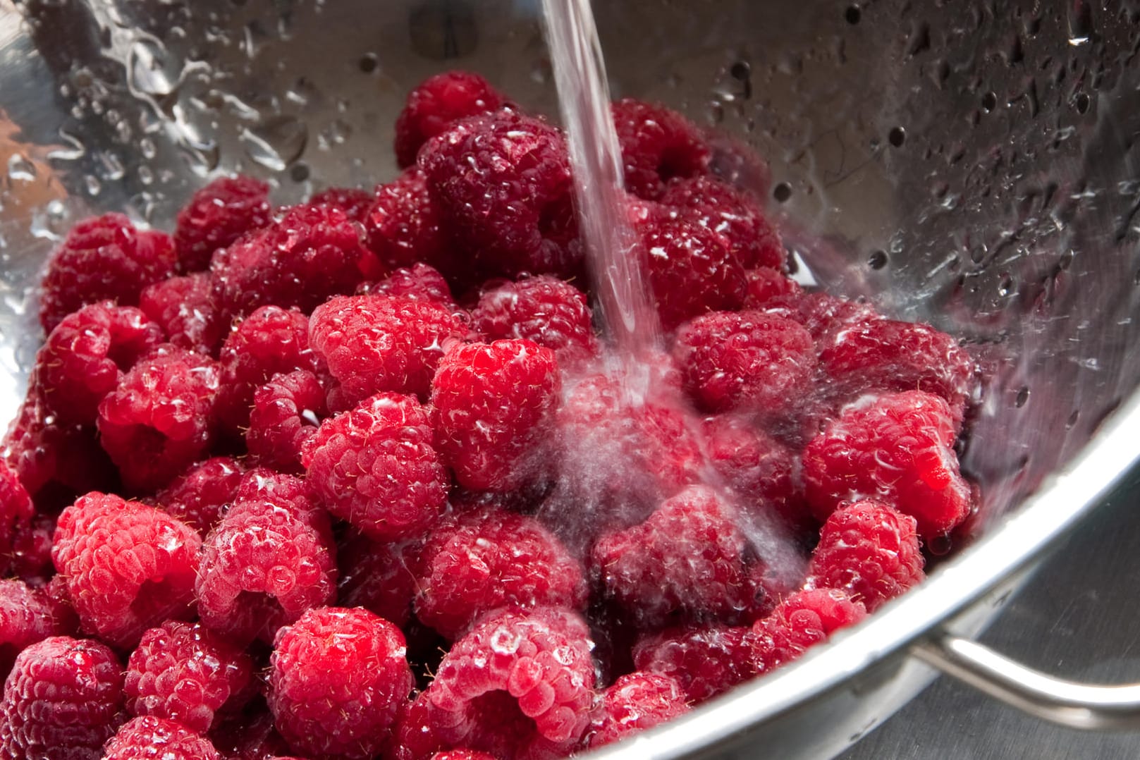 Himbeeren in einem Sieb: Vor allem im Sommer sind Beeren beliebt – auf dem Kuchen oder im erfrischenden Smoothie etwa.