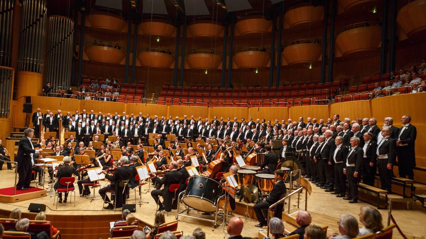 Die Kölner Philharmonie zieht viele Musikliebhaber an.
