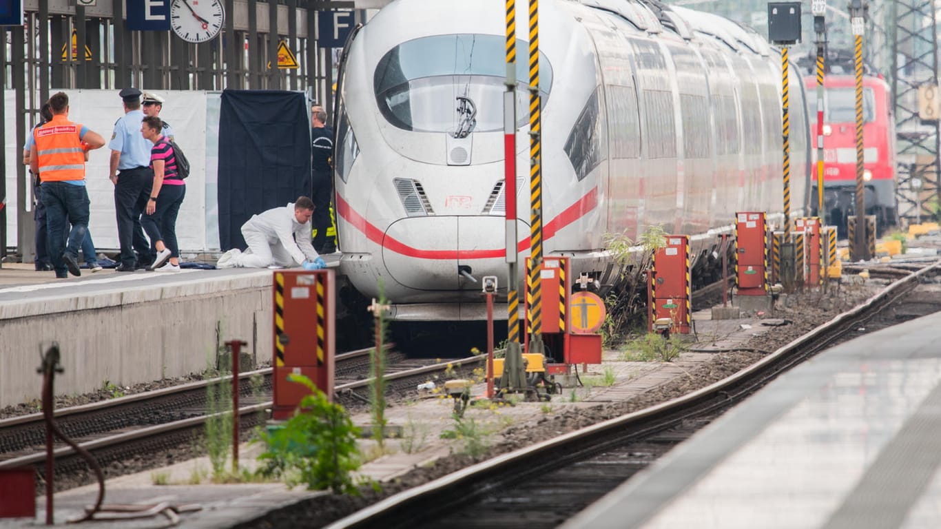 Ein Achtjähriger wurde in Frankfurt vor einen Zug gestoßen und starb: Die Tat entsetzt ganz Deutschland – Innenminister Horst Seehofer hat seinen Sommerurlaub unterbrochen.
