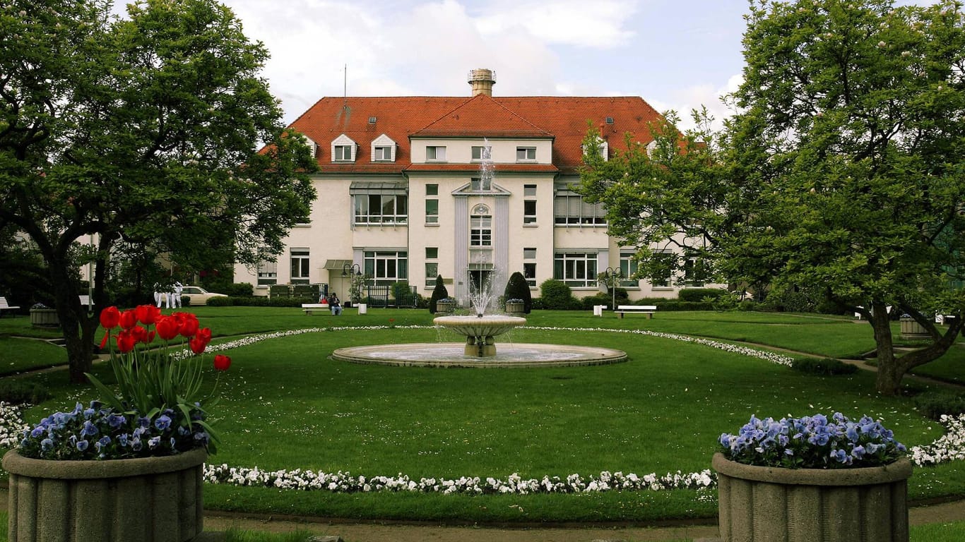 Grünanlage mit Springenbrunnen: Der Park liegt vor der Endokrinologischen Klinik der Johannes-Gutenberg-Universität in Mainz.