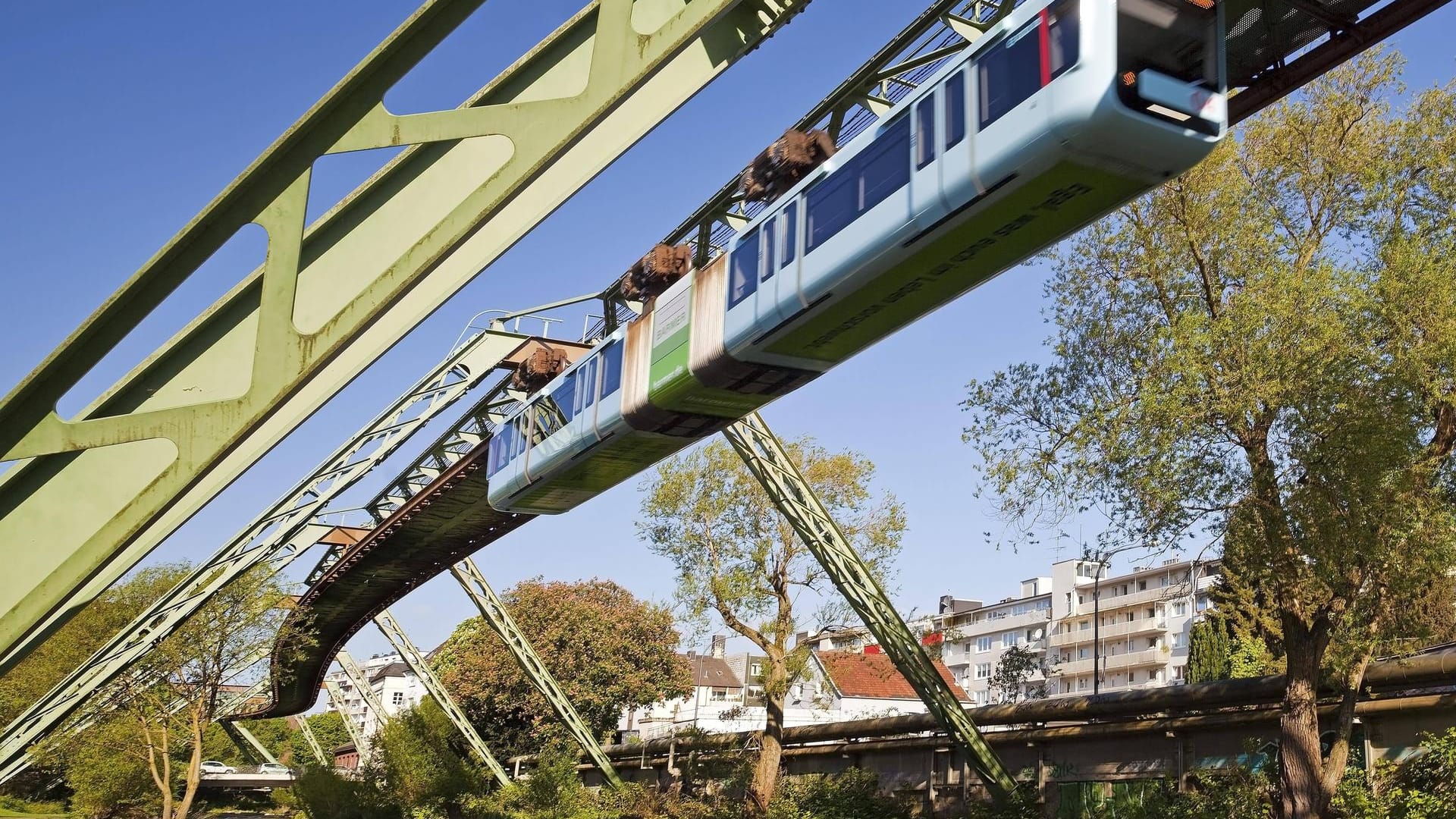 Schwebebahn Wagen der Generation 15 über der Wupper: Die Topografie Wuppertals macht die Konstruktion der Schwebebahn laut Brüggemann einzigartig in Deutschland.