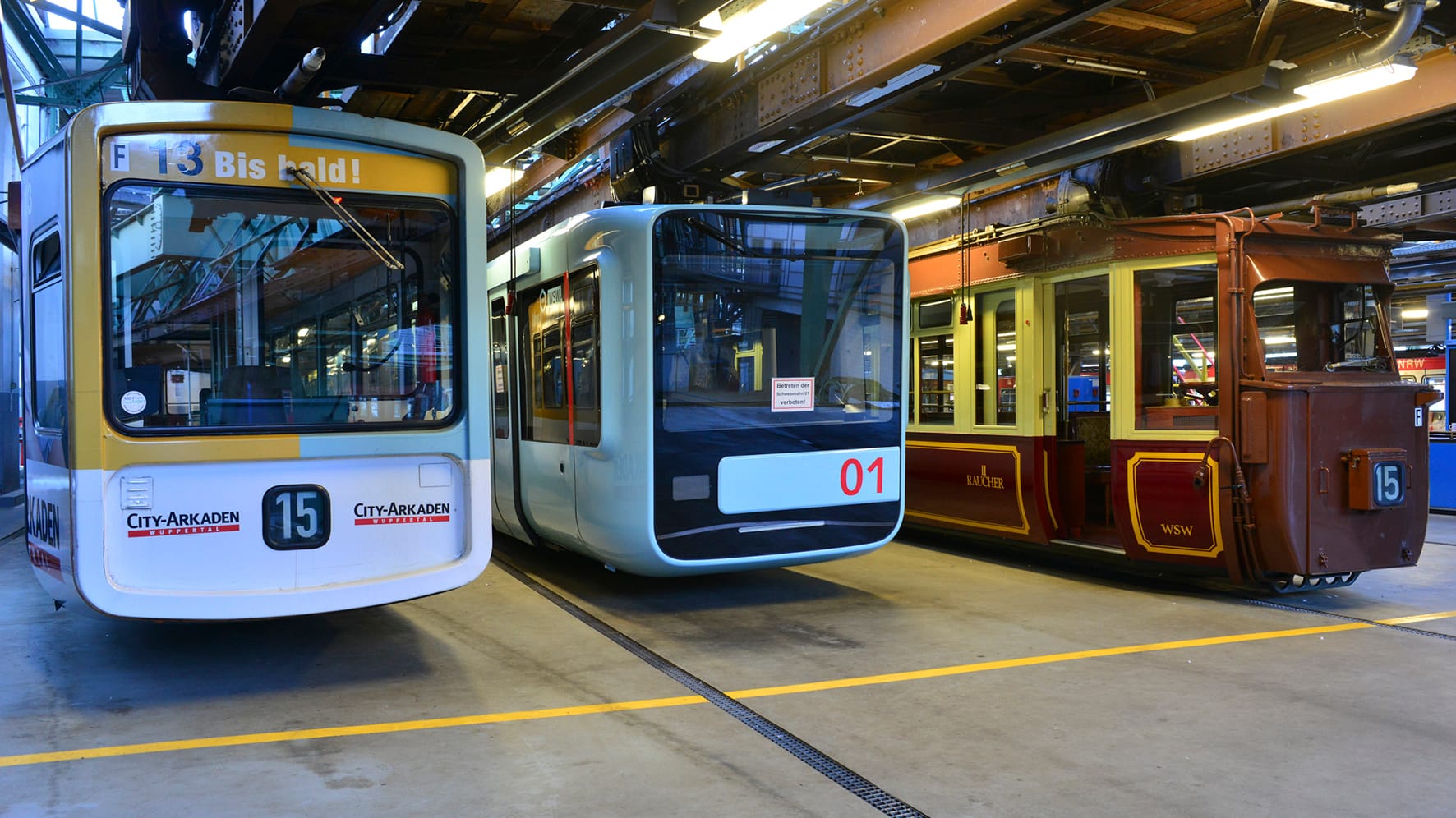 Drei Generationen Schwebebahnen: Links die alten Wagen, in der Mitte die neuen Wagen, die ab August im Einsatz sind und rechts der historische Kaiserwagen, der nicht regelmäßig verkehrt.