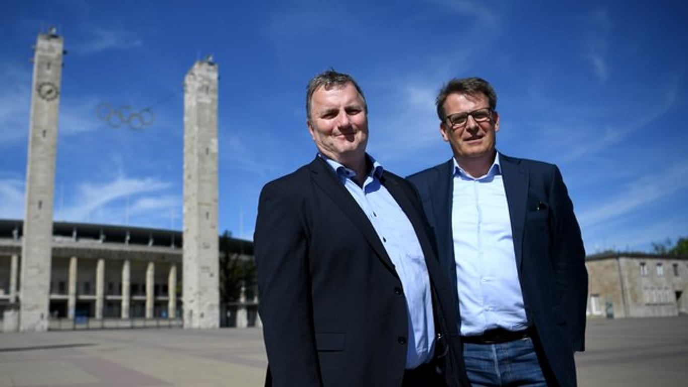Axel Balkausky, ARD-Koordinator für Sport (l), und Thomas Fuhrmann, Leiter der ZDF-Hauptredaktion Sport, vor dem Olympiastadion.