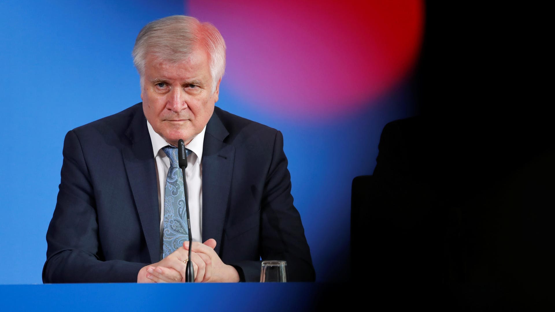 Horst Seehofer: Der Innenminister will die Sicherheit an Bahnhöfen verbessern.