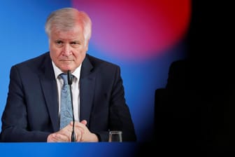 Horst Seehofer: Der Innenminister will die Sicherheit an Bahnhöfen verbessern.