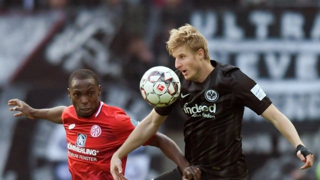 Martin Hinteregger (r) war schon in der Rückrunde vom FC Augsburg an die Frankfurter Eintracht ausgeliehen. Martin Hinteregger (r) war schon in der Rückrunde vom FC Augsburg an die Frankfurter Eintracht ausgeliehen.